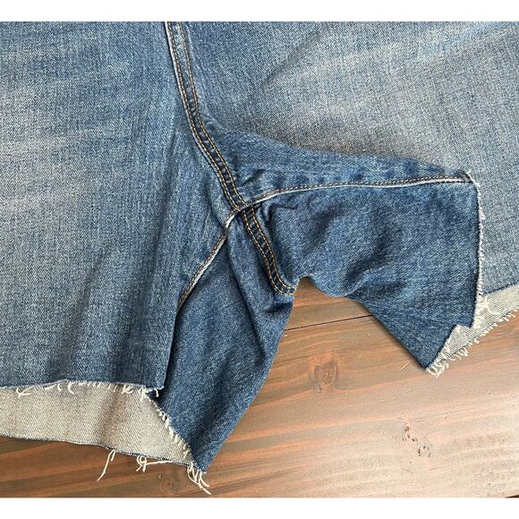 Universal Thread Medium Wash Distressed Cut Off Boyfriend Denim Shorts NWT 24W - Picture 7 of 13